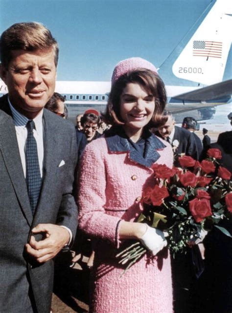 tailleur chanel rose|L'histoire du tailleur rose de Jackie Kennedy : la vérité derrière le.